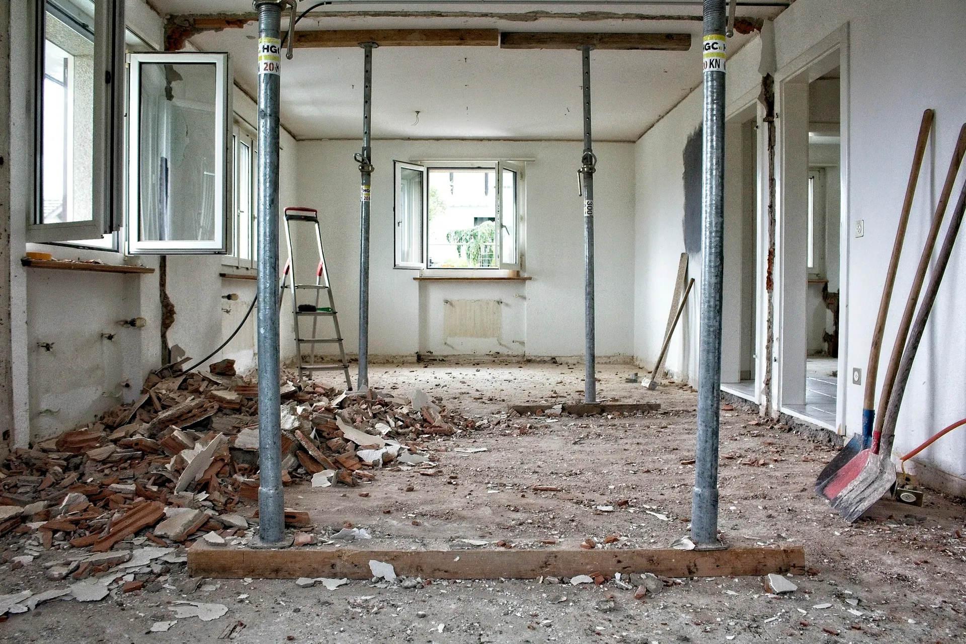 Vivienda en obra de demolición interior, con puntales y escombros de ladrillo
